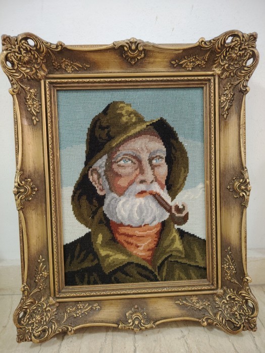Superb goblen antic bătr&acirc;nel cu pipa &icirc;ncadrat &icirc;ntr-o ramă din lemn masiv Baroc