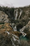 Tablou Canvas, "Cascada &icirc;n peisaj de toamnă tăcută", Cascadă, St&acirc;nci, Pădure, Prăbușire, Apă, Vegetație, Natură, R&acirc;uri, Peisaj, Sălbăticie, 26 x 39 cm