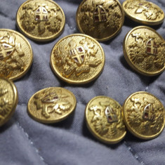 13 nasturi metalici aurii vechi metalici turnati Originali,7 mici+6 mari BLAZON