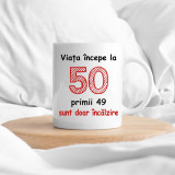 Cană personalizată &quot;Viața &icirc;ncepe la 50&quot; roșu Termosensibila-albastru-exterior