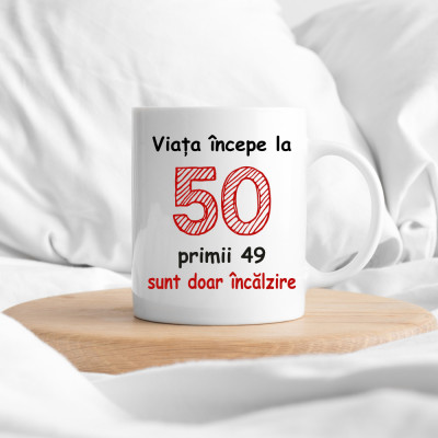 Cană personalizată &amp;quot;Viața &amp;icirc;ncepe la 50&amp;quot; roșu Termosensibila - Rosu interior foto