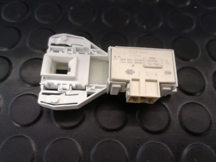 Mecanism Usa masina de spalat Indesit IWSC51051 , incuietoare / C37