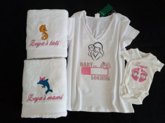 Set Baby Shower format din tricou, body, 2 prosoape dimensiune 70&amp;amp;#215;140 cm, personalizate foto