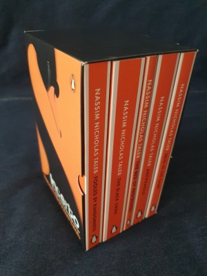 Nassim N. Taleb &amp;ndash; Incerto Box Set. Antifragile, The Black Swan... (5 vol.) foto