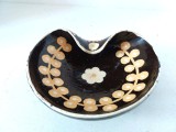 Farfurie ceramica / scrumiera rustica, facuta manual, pictata cu flori stilizate, 13cm diametru x 4cm inaltime