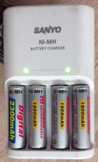 Incarcator SANYO + 4 acumulatori AA Ni-MH