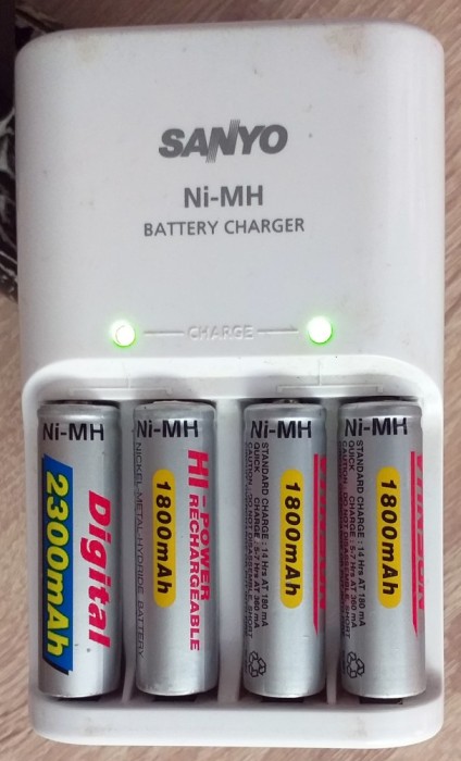 Incarcator SANYO + 4 acumulatori AA Ni-MH