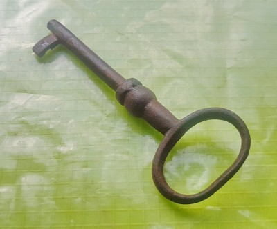 D347- Cheie veche metal anii 1800 secol 19 stare buna. foto