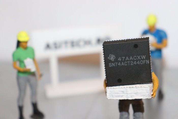 SN74ACT2440FN &ndash; Controller de interfață NuBus, TI, PLCC-68