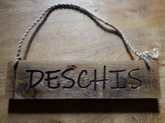 Semn &amp;quot;Deschis&amp;quot; magazin , lemn foto