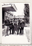 Bnk foto Ploiesti - Elevi la Scoala nr 7 Nucilor anii `70, Alb-Negru, Romania de la 1950, Cladiri