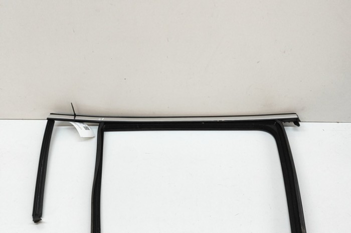 Bandou superior ușă dreapta spate MERCEDES-BENZ GLB X247 2024 OEM: A2477352600 | 31862764