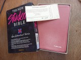 Cumpara ieftin THE NEW STUDENT BIBLE, 1986, EDITATA PE HARTIE FOARTE SUBTIRE !