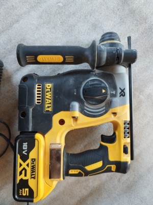V&amp;acirc;nd rotopercutor cu acumulator Dewalt foto