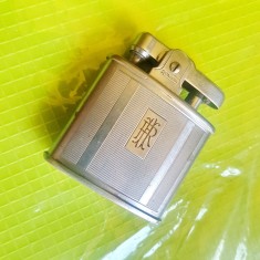 E211-Bricheta veche RONSON COMET personalizata HR England benzina alama cromata.