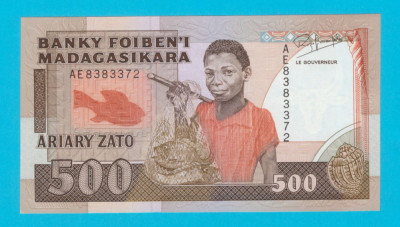 Madagascar 500 Francs 1988 &amp;#039;Pescar&amp;#039; UNC serie: AE8383372 foto