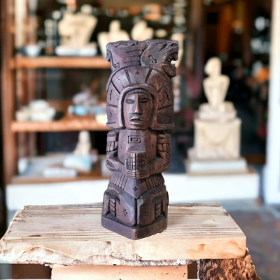Totem tribal sculptat in lemn foto