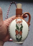 Butelca din ceramica de tuica palinca, traditionala, inaltime 15cm, cu traista