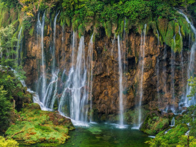 Fototapet de perete autoadeziv si lavabil Cascada inalta, 300 x 200 cm foto