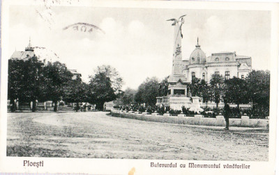 AMS# - ILUSTRATA PLOIESTI - BULEVARDUL CU MONUMENTUL VANATORILOR 1933, CIRCULATA foto