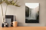 Tablou Canvas, "Om &icirc;n fața cascadei mărețe", Cascadă, &Icirc;nălțime, Măreție, Solitudine, Natură, Curgere, Noroi, Ceață, &Icirc;nverzit, Impresionant, 26 x 39 cm
