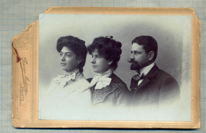 AB FOTO CABINET 139 - FAMILIE IN TINUTA DE EPOCA-,,GEORGE MAKSAY" GALATZ-GALATI