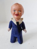 Jucărie vintage (prima jum. secol XX) mecanică wind-up, copil &icirc;n haine marinărești, vinil și compozit, funcțională, posibil suvenir naval, cca 16 cm