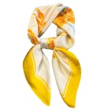 Cumpara ieftin Esarfa satin alba cu imprimeu floral galben