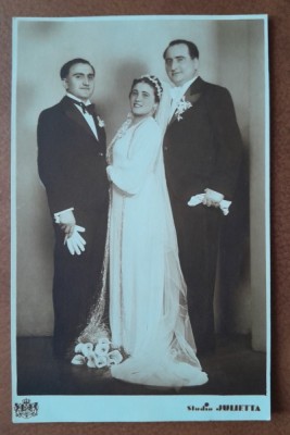 Fotografie tip carte postala, necirculata, mireasa cu mirele si cavalerul de onoare, perioada interbelica foto