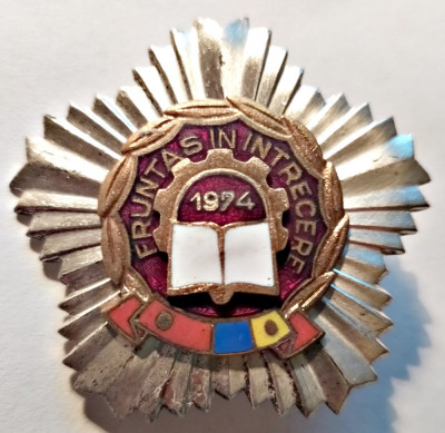 INSIGNA FRUNTAS IN INTRECERE 1974 foto