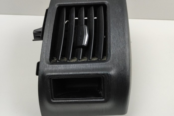 Gura de ventilație planșa de bord TOYOTA PRIUS PLUS _W4_ 2019 OEM: 55539-75040,55661-47110,55686-47050,55650-47090 30555764