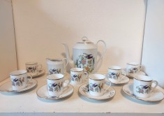 Set cafea / ceai, portelan Limoges Franta, personalizat, cu initialele DL cu auriu, decor cu flori si pasari exotice, set de 7, cu ceainic si letiera