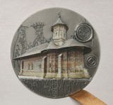 MONETARIA STATULUI 2023 . O SUPERBA MEDALIE PARTIAL COLORATA . MANASTIREA MOLDOVITA . 179 GRAME #ARGINT PUR . CERTIFICAT #40 .