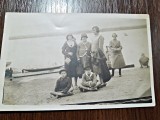 Fotografie tip Carte postala, familie la plaja, perioada interbelica, necirculata