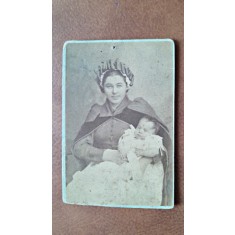 Fotografie tip CDV, mama cu bebelus, inceput de secol XX