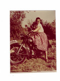 Mica foto color femeie cu motocicleta, Romania de la 1950, Transporturi