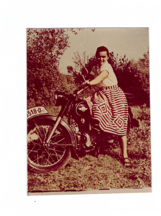 Mica foto color femeie cu motocicleta