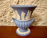 VAZA CU TOARTE, DIN PORTELAN ENGLEZESC BLUE JASPERWARE- WEDGWOOD H8,5cm