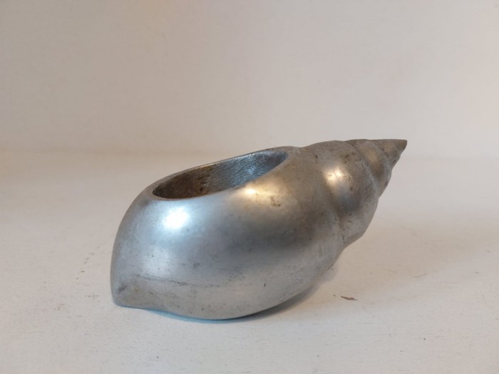 Suport vintage metal neferos pentru ou fiert / lumanare, in forma de cochilie de melc, 13 cm, anii 30
