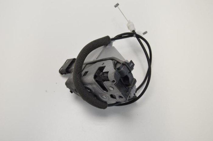 &Icirc;ncuietoare ușă dreapta spate PEUGEOT 5008 2015 OEM: 5145M156713 1688016