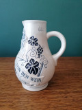 Vaza alba din ceramica decorata cu motiv de struguri