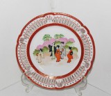 Antichitate: Farfurie porțelan bavarez traforat reticular, pictată manual, cca. 1910-1923 - decor Kutani - marcaj Schwarzenhammer, Germany