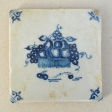 &quot;Vas cu fructe&quot; placa ceramica de Delft sec 18