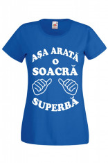 TRICOU ALBASTRU DAMA PERSONALIZAT &amp;quot;ASA ARATA O SOACRA SUPERBA&amp;quot; foto