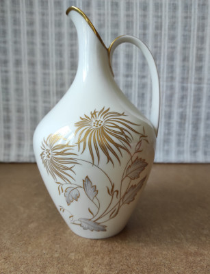 Vaza portelan fin model crizanteme aurii foto