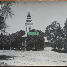 Fotografie interbelica ; Biserica si scoala din comuna Borlesti , jud. Satu Mare