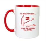 Cana maner rosu personalizata &quot;Nu imbatranesc doar imi creste valoarea, 21 ani&quot;, INOVATIX&reg;. 330ml
