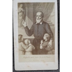 Fotografie tip CDV, preot catolic Filip Neri cu cativa copii, inceput de secol XX