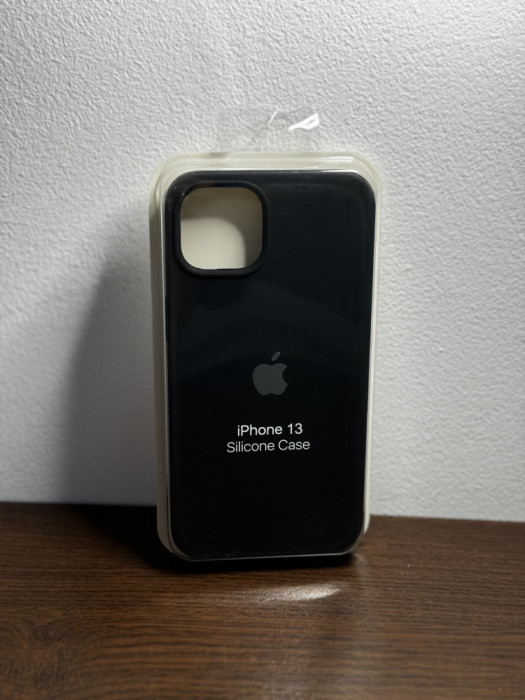 Husa originala cu logo iPhone 13 de silicon cu interior microfibra