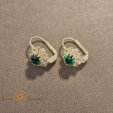 Cercei clasici placati cu aur , decor floare cu cristal zirconia verde